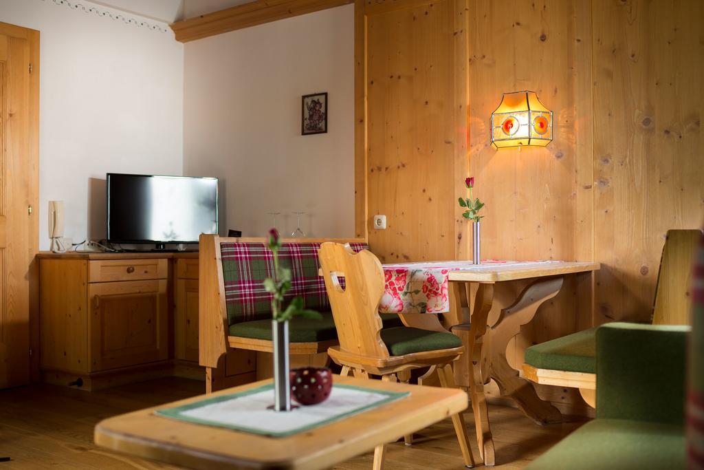 Alfonsstueberl - Ferienwohnungen & Restaurant Innervillgraten Exteriör bild