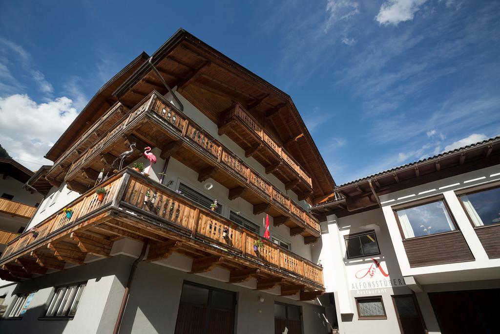 Alfonsstueberl - Ferienwohnungen & Restaurant Innervillgraten Exteriör bild